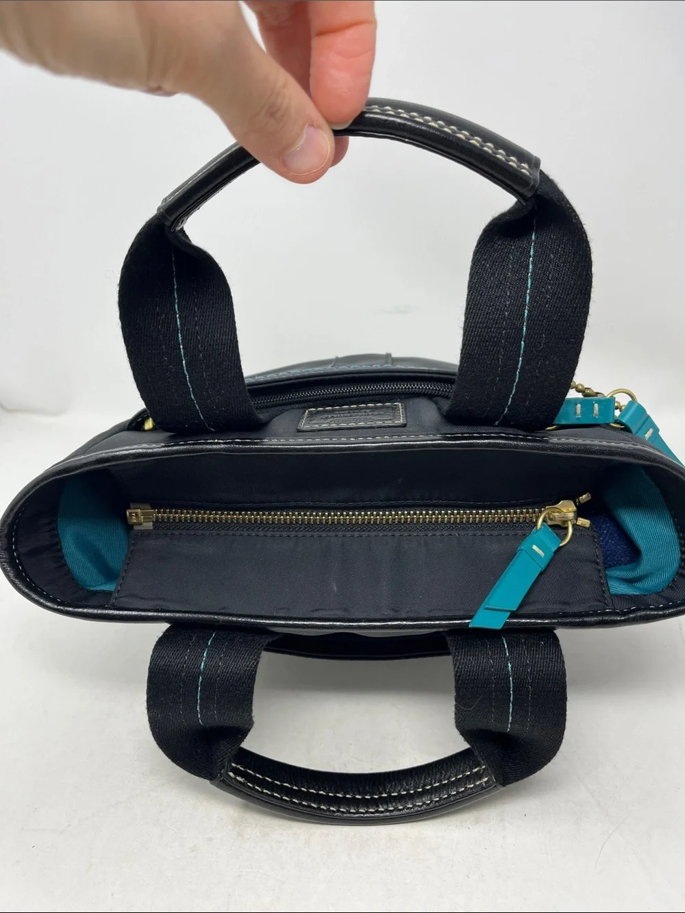 COACH HAMPTONS SMALL BLACK NYLON ZIP TOP TOTE WITH TEAL COLOR ACCENT LIKE NEW